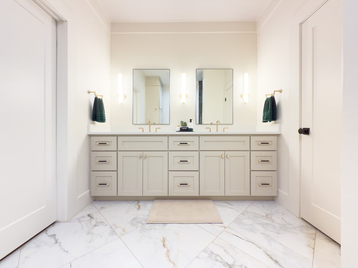 Thermador range and marble backsplash